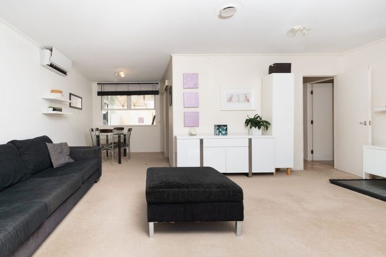 Photo of property in 6 Staincross Street, Green Bay, Auckland, 0604
