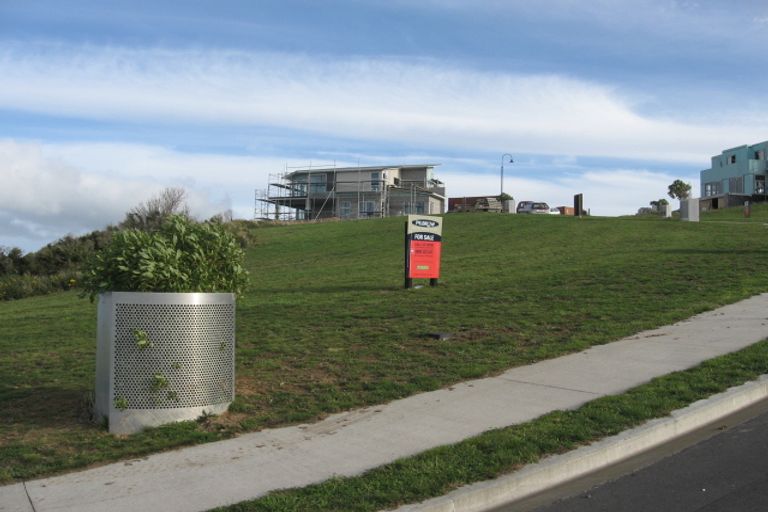 Photo of property in 5 Bendigo Grove, Newlands, Wellington, 6037