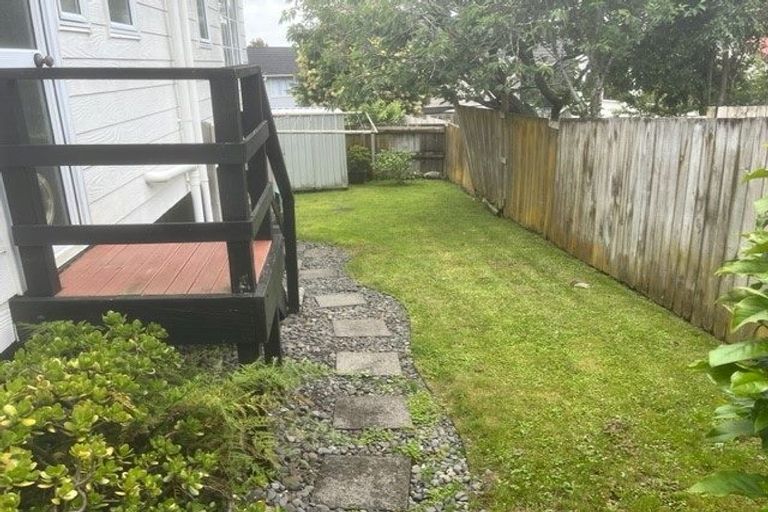 Photo of property in 2/34 Sandgate Avenue, Botany Downs, Auckland, 2010