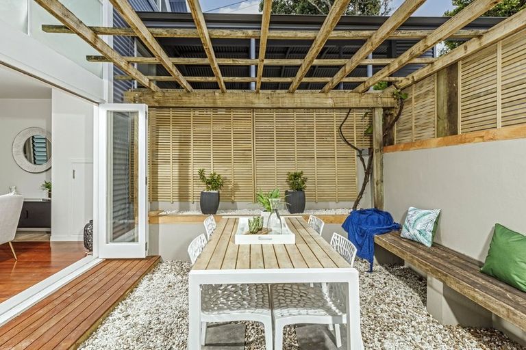 Photo of property in 2/22 Rangatira Road, Birkenhead, Auckland, 0626