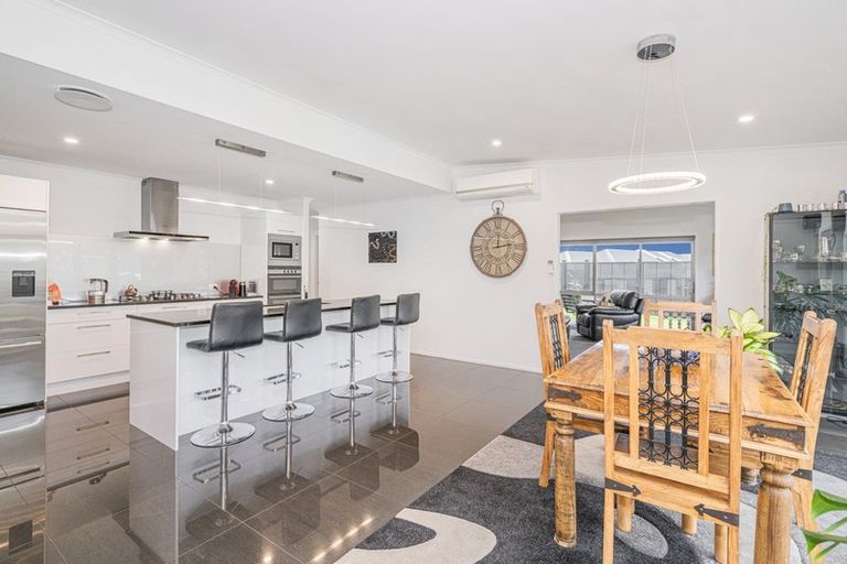 Photo of property in 18 Roseberry Place, Whitianga, 3510