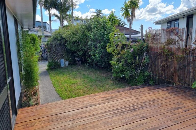 Photo of property in 2/15 Cyril Crescent, West Harbour, Auckland, 0618