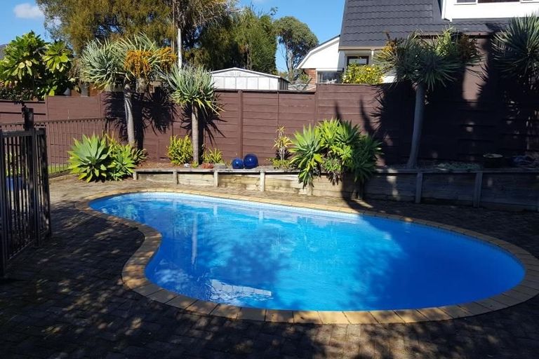 Photo of property in 6 Antilla Place, Half Moon Bay, Auckland, 2012