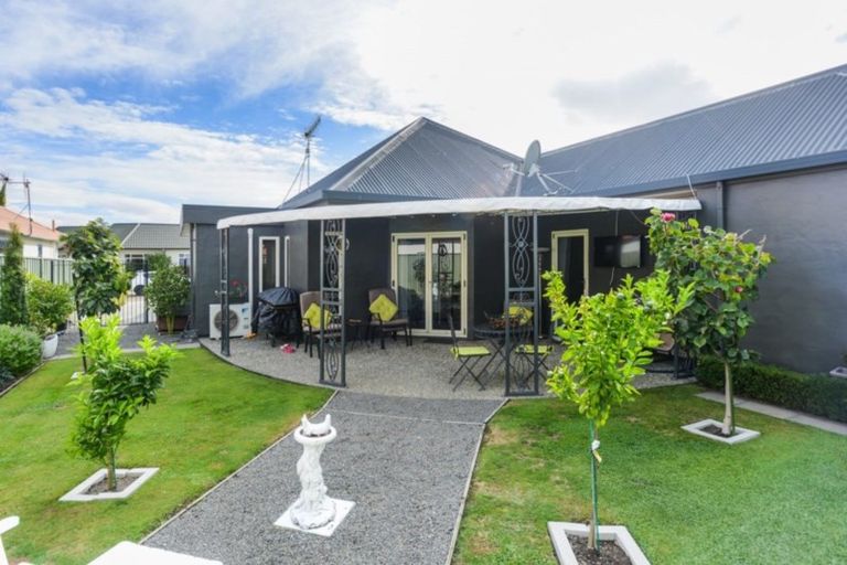 Photo of property in 2 Queens Walk, Taradale, Napier, 4112