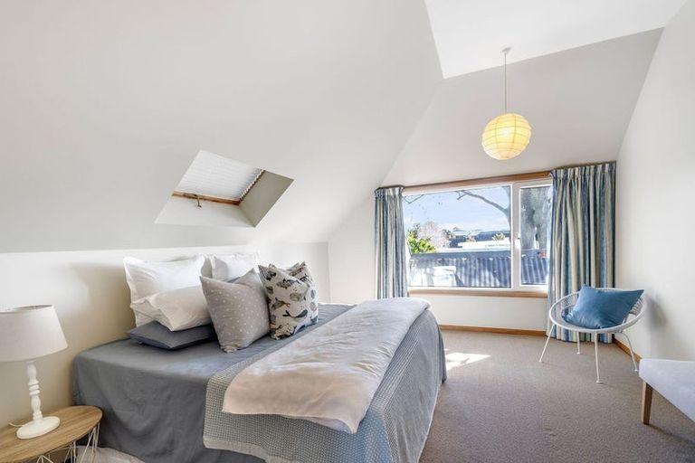 Photo of property in 19 Garreg Road, Fendalton, Christchurch, 8052