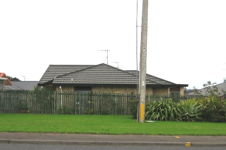 Photo of property in 2/520 Don Buck Road, Westgate, Auckland, 0614