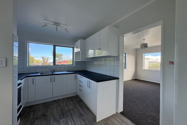 Photo of property in 8 Chetwode Grove, Newlands, Wellington, 6037