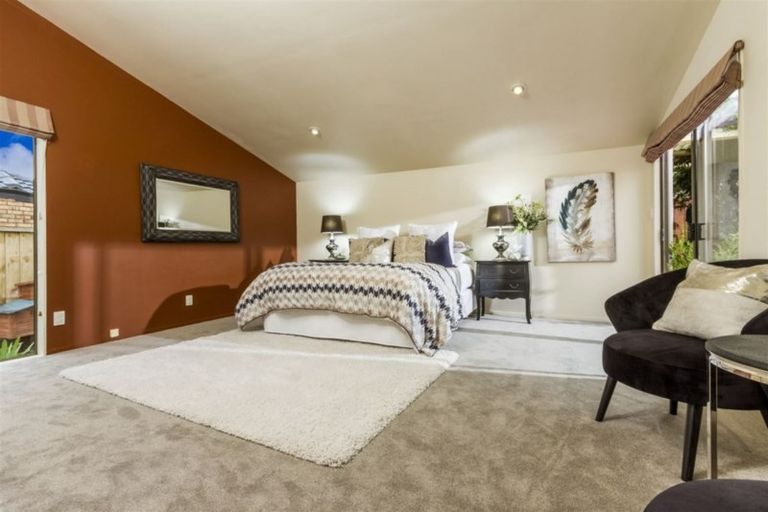 Photo of property in 9a Hanlon Crescent, Narrow Neck, Auckland, 0624