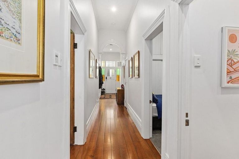 Photo of property in 17 Myrtle Crescent, Mount Cook, Wellington, 6021