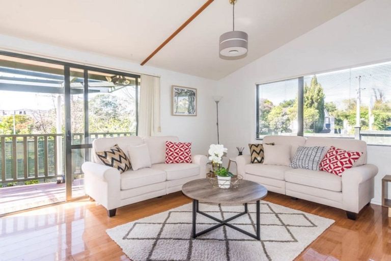 Photo of property in 33a Hutchinson Avenue, New Lynn, Auckland, 0600