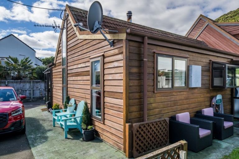 Photo of property in 3a Pukatea Street, Eastbourne, Lower Hutt, 5013