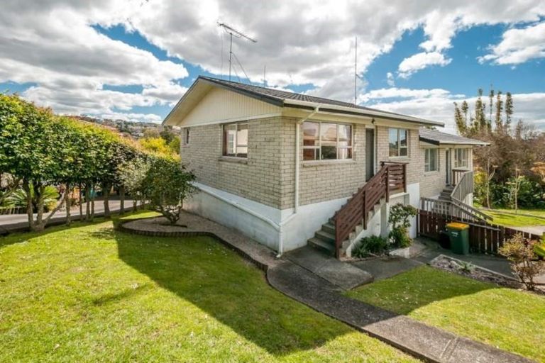 Photo of property in 2/2 Ellice Road, Totara Vale, Auckland, 0629