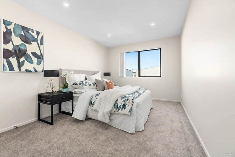 Photo of property in 2/60 Kelman Road, Kelston, Auckland, 0602