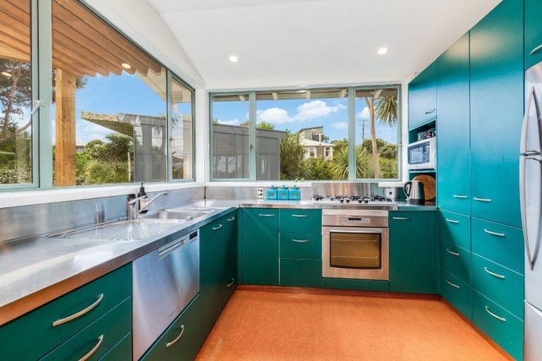 Photo of property in 137 Wellington Road, Paekakariki, 5034
