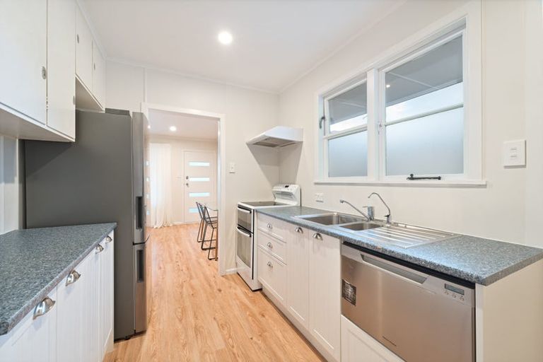 Photo of property in 3/99a View Road, Sunnyvale, Auckland, 0612