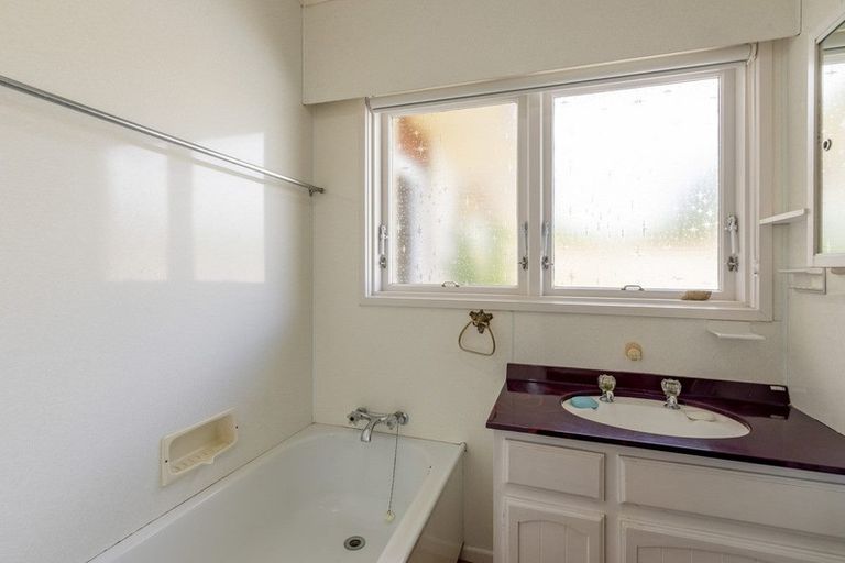 Photo of property in 28 Oriwa Street, Waikanae, 5036