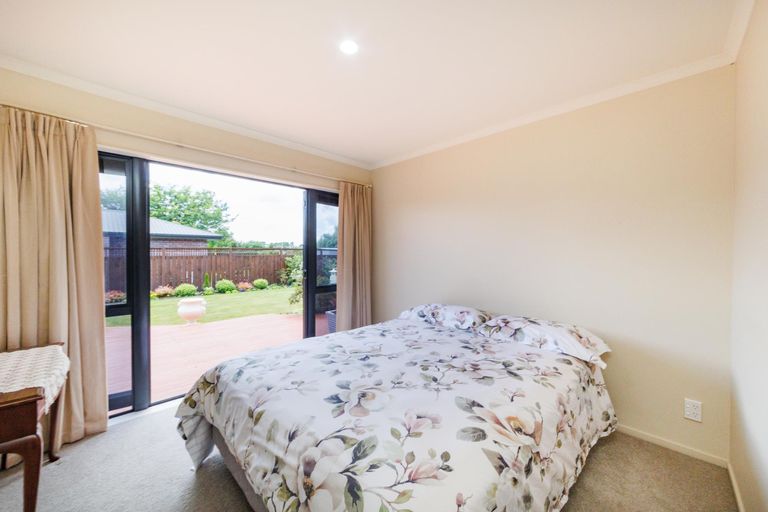 Photo of property in 16 Sycamore Crescent, Fitzherbert, Palmerston North, 4410