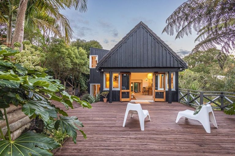 Photo of property in 27 Rosecamp Road, Beach Haven, Auckland, 0626