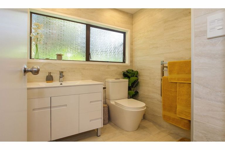 Photo of property in 1/964 Beach Road, Torbay, Auckland, 0630