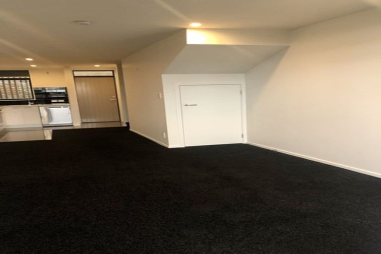 Photo of property in 4/15 Chivalry Road, Glenfield, Auckland, 0629