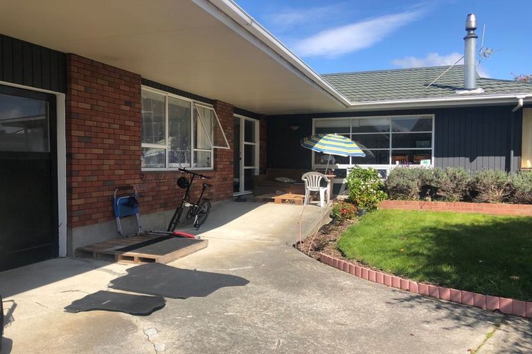 Photo of property in 27 Rewarewa Crescent, Waikanae, 5036