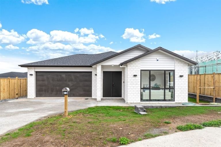 Photo of property in 11 Reserva Crescent, Kumeu, 0810