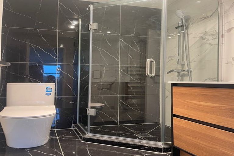 Photo of property in 233 Lake Road, Northcote, Auckland, 0627