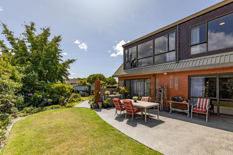 Photo of property in 10 Pyatt Place, Redwood, Christchurch, 8051