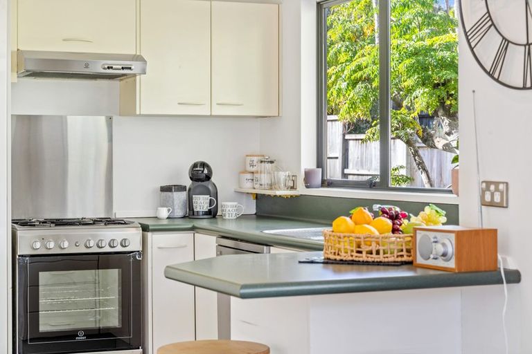 Photo of property in 2/21 Tobruk Crescent, Milford, Auckland, 0620