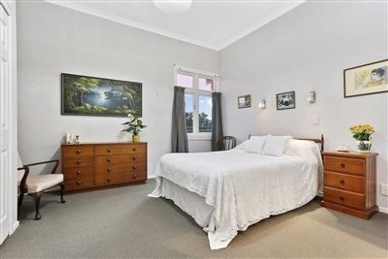 Photo of property in 49 View Road, Henderson, Auckland, 0612