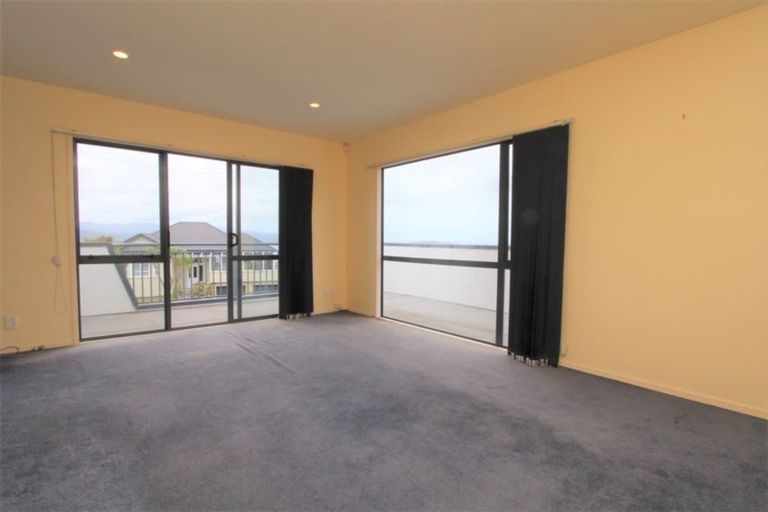 Photo of property in 59 Dress Circle, Newlands, Wellington, 6037