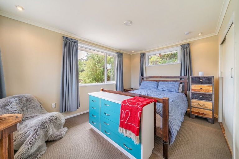 Photo of property in 35 Poto Road, Normandale, Lower Hutt, 5010