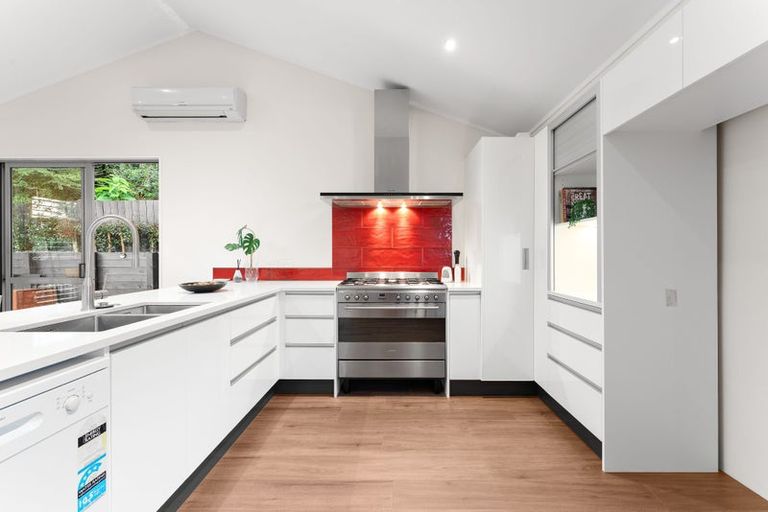 Photo of property in 2/17 Fernwood Grove, Bayview, Auckland, 0629