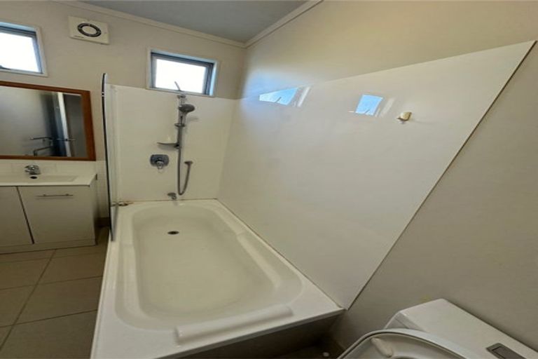 Photo of property in 72 Kervil Avenue, Te Atatu Peninsula, Auckland, 0610