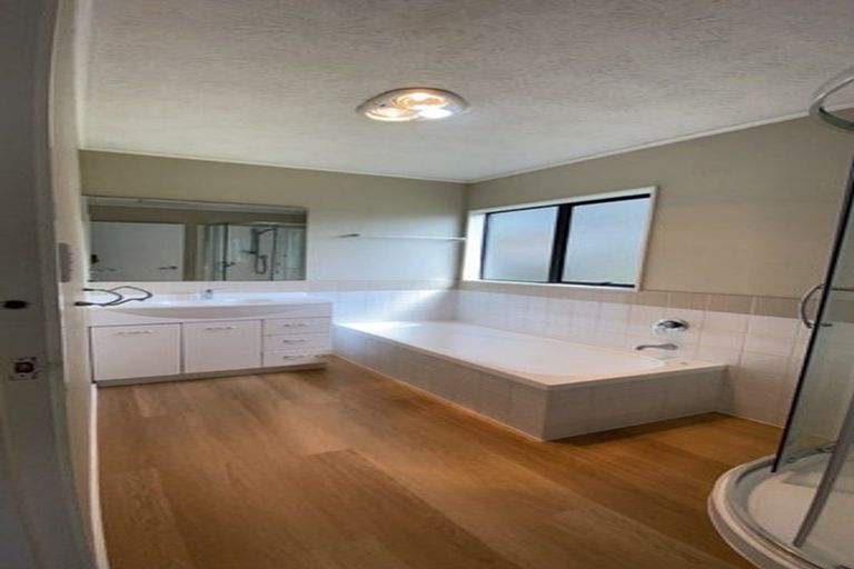 Photo of property in 12 Cassandra Grove, Totara Vale, Auckland, 0629