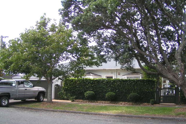 Photo of property in 17 Waimana Avenue, Northcote Point, Auckland, 0627