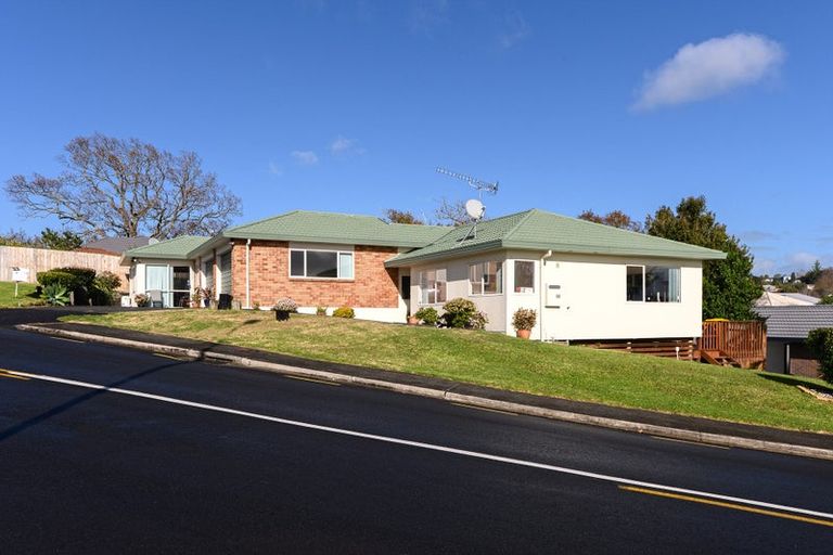 Photo of property in 60 Hewlett Road, Massey, Auckland, 0614