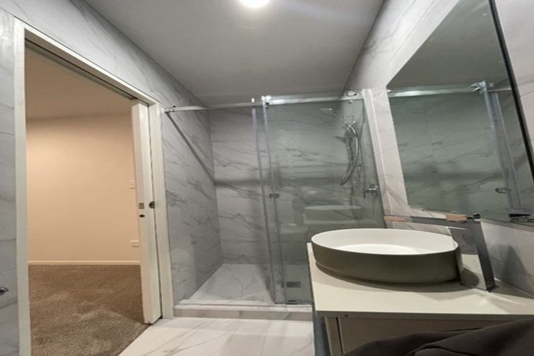 Photo of property in 5/10 Vinifera Place, Fairview Heights, Auckland, 0632