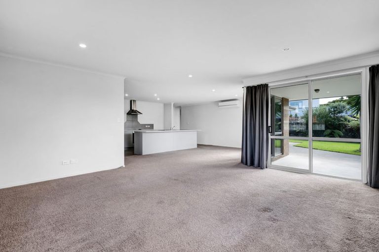 Photo of property in 17 Heta Road, Highlands Park, New Plymouth, 4312