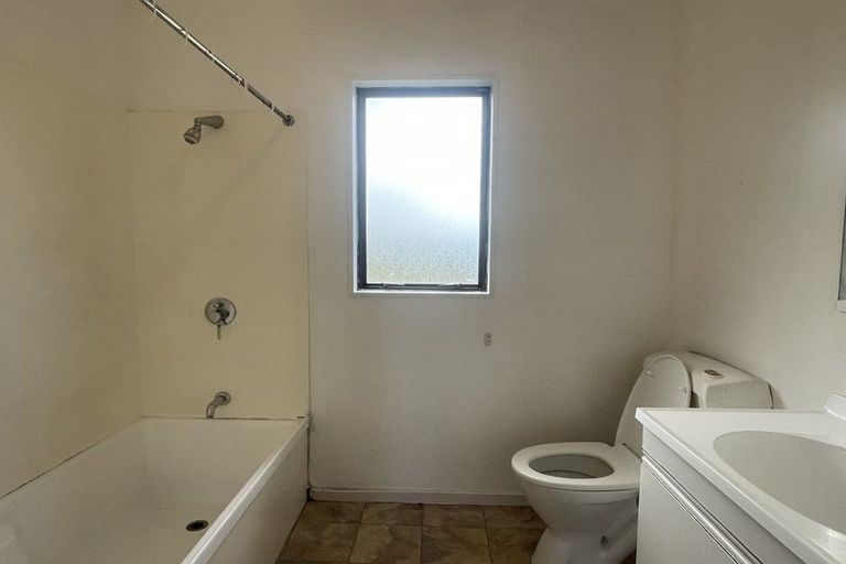 Photo of property in 4 Heversham Place, Glendene, Auckland, 0602