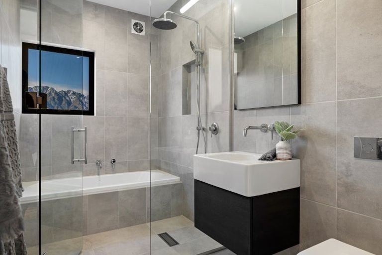 Photo of property in 5 Lancewood Lane, Queenstown, 9300