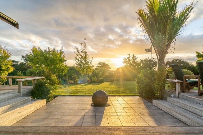 Photo of property in 32 Paekakariki Hill Road, Pauatahanui, Porirua, 5381