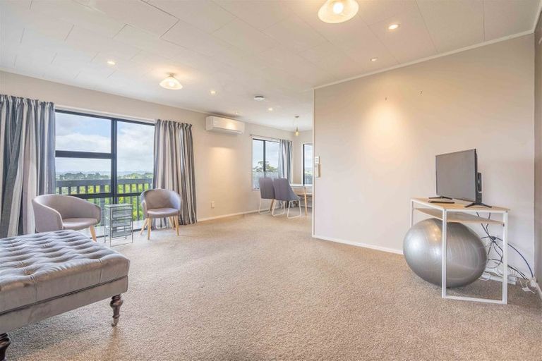 Photo of property in 16 Amery Place, West Harbour, Auckland, 0618