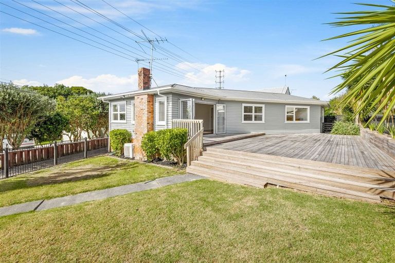 Photo of property in 2 Talavera Place, Te Atatu South, Auckland, 0602