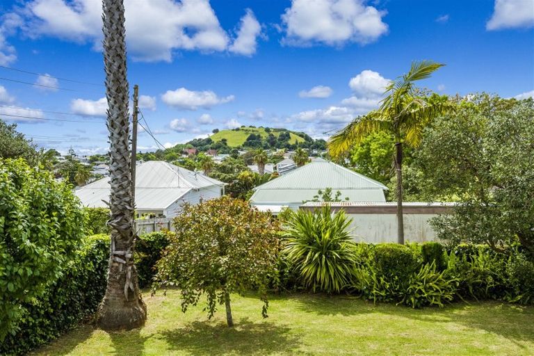 Photo of property in 18 William Bond Street, Stanley Point, Auckland, 0624