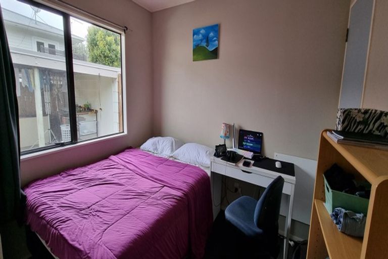 Photo of property in 2/5 September Place, Forrest Hill, Auckland, 0620