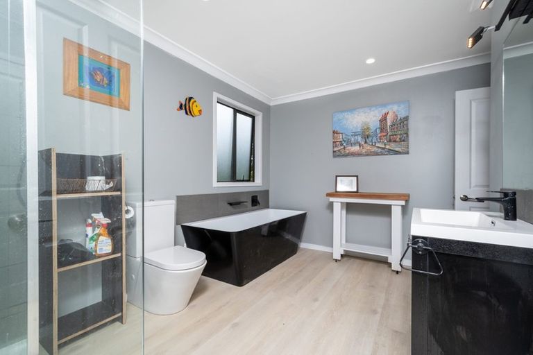 Photo of property in 36 Turanga Road, Henderson Valley, Auckland, 0612