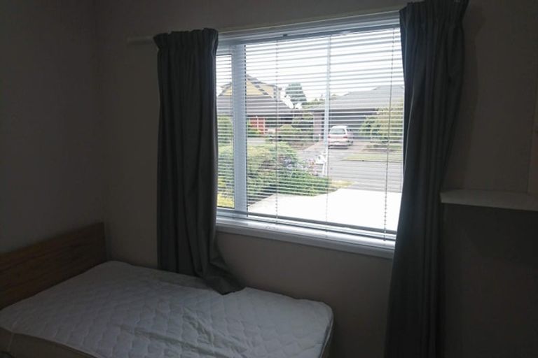 Photo of property in 21 Honeysuckle Place, Northcote, Christchurch, 8052