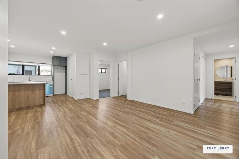 Photo of property in 2/5g Newelm Lane, Flat Bush, Auckland, 2019