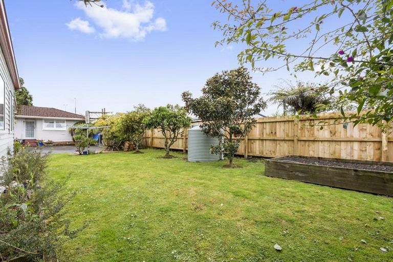 Photo of property in 10 Kaumatua Place, Te Atatu Peninsula, Auckland, 0610
